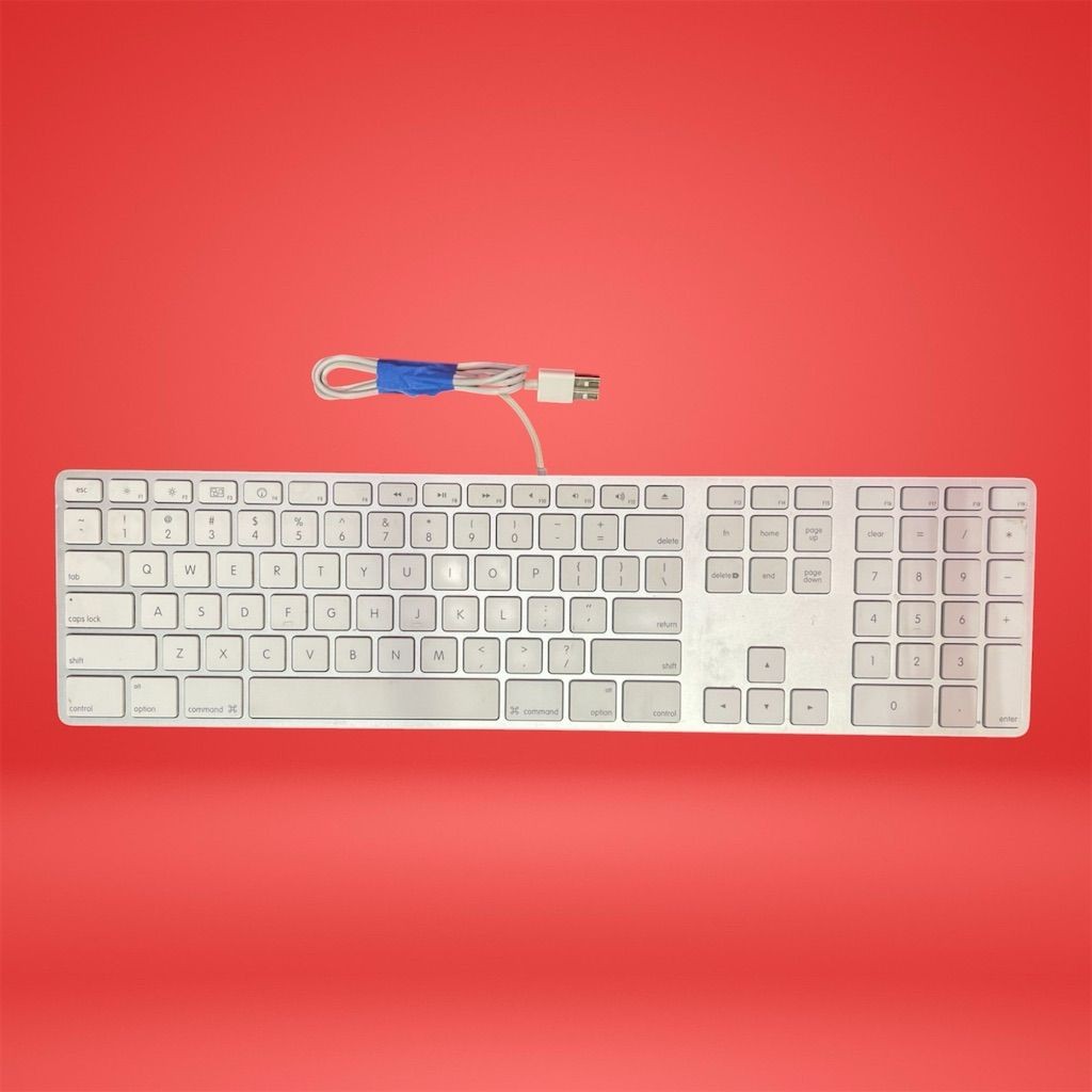 Apple Wired A1243 USB Keyboard with Numeric Keypad Silver QWERTY