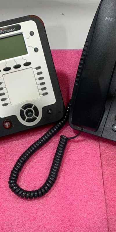 Lot of 2 IPitomy IP320-P HD PoE VoIP Phones w/ Display & Power Adapters