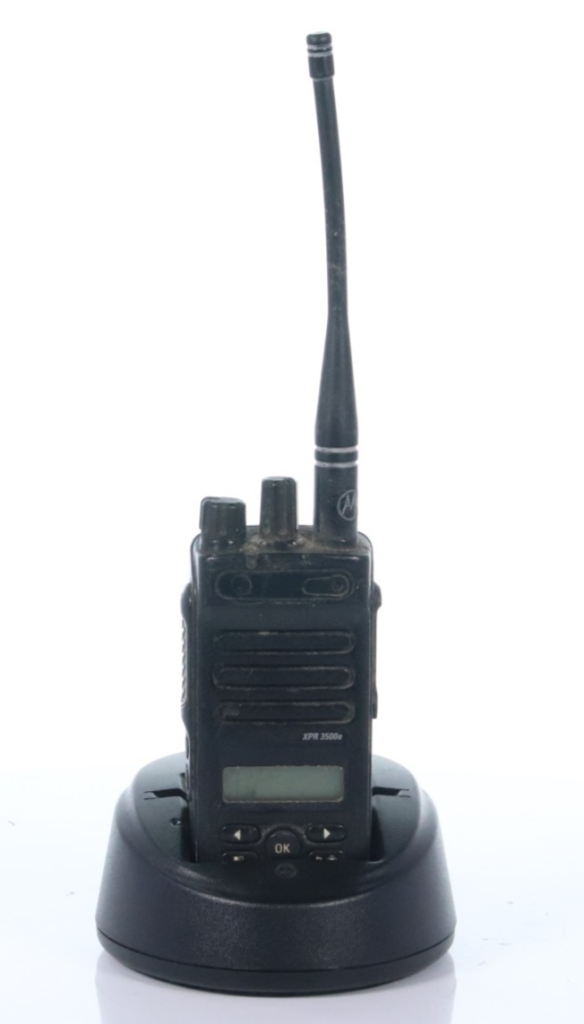 Motorola MOTOTRBO XPR3500e UHF AAH02RDH9VA1AN Two Way Radio w/ Craddle