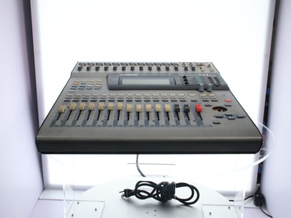 YAMAHA digital mixing console O1v 60Hz 120V 70W W/AC Adapter Powers-On
