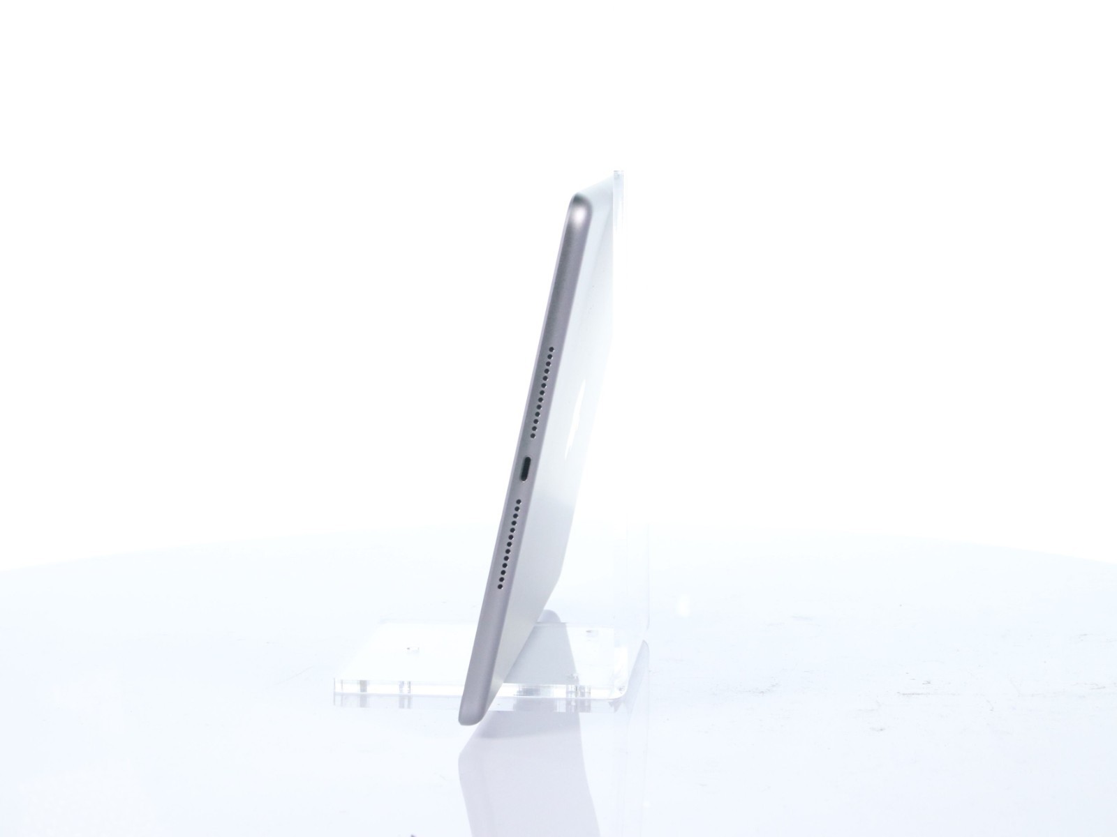 Apple iPad 6th Gen 9.7" (32GB Storage - Silver + Black) A1893 - Image 4