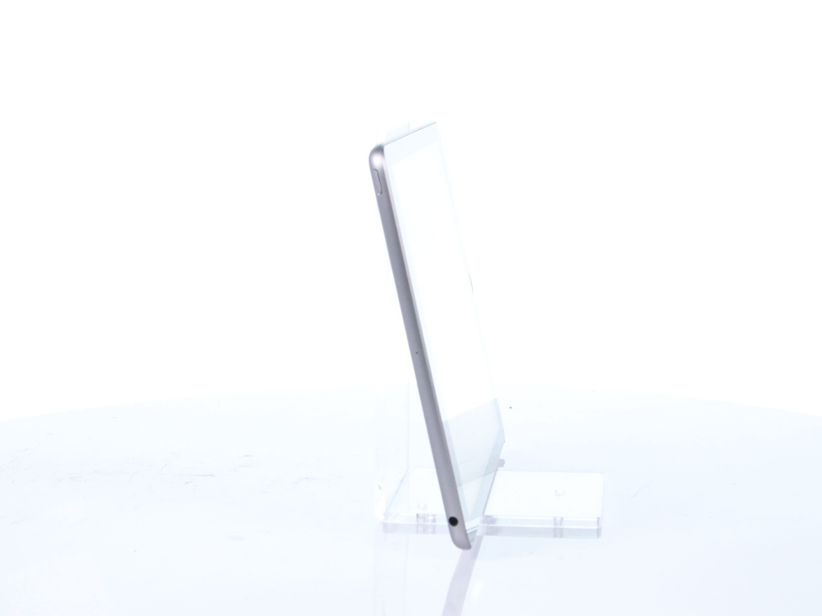 Apple iPad 6th Gen 9.7" (32GB Storage - Silver + Black) A1893 - Image 10