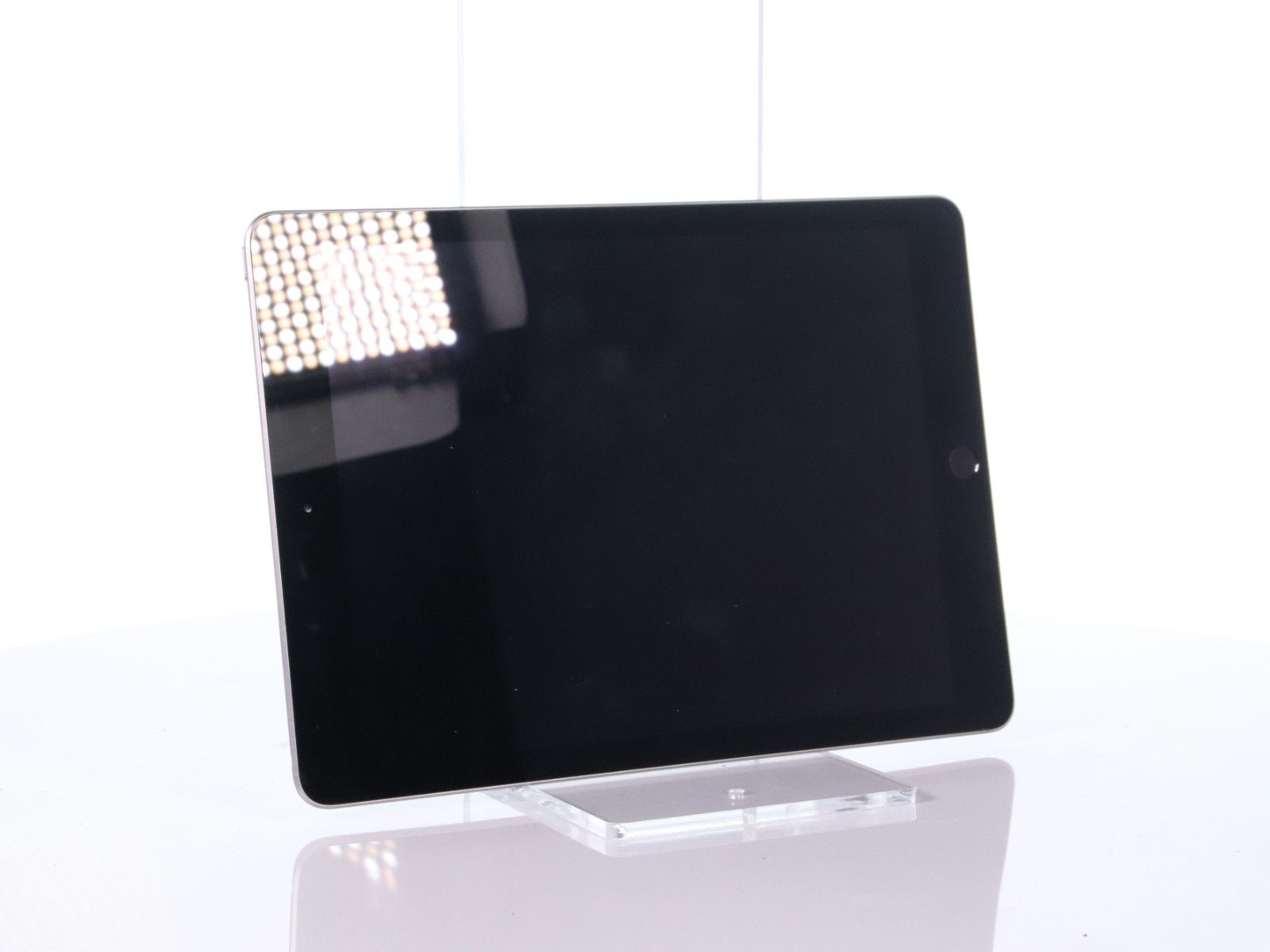 Apple iPad 6th Gen 9.7" (32GB Storage - Silver + Black) A1893 - Image 12