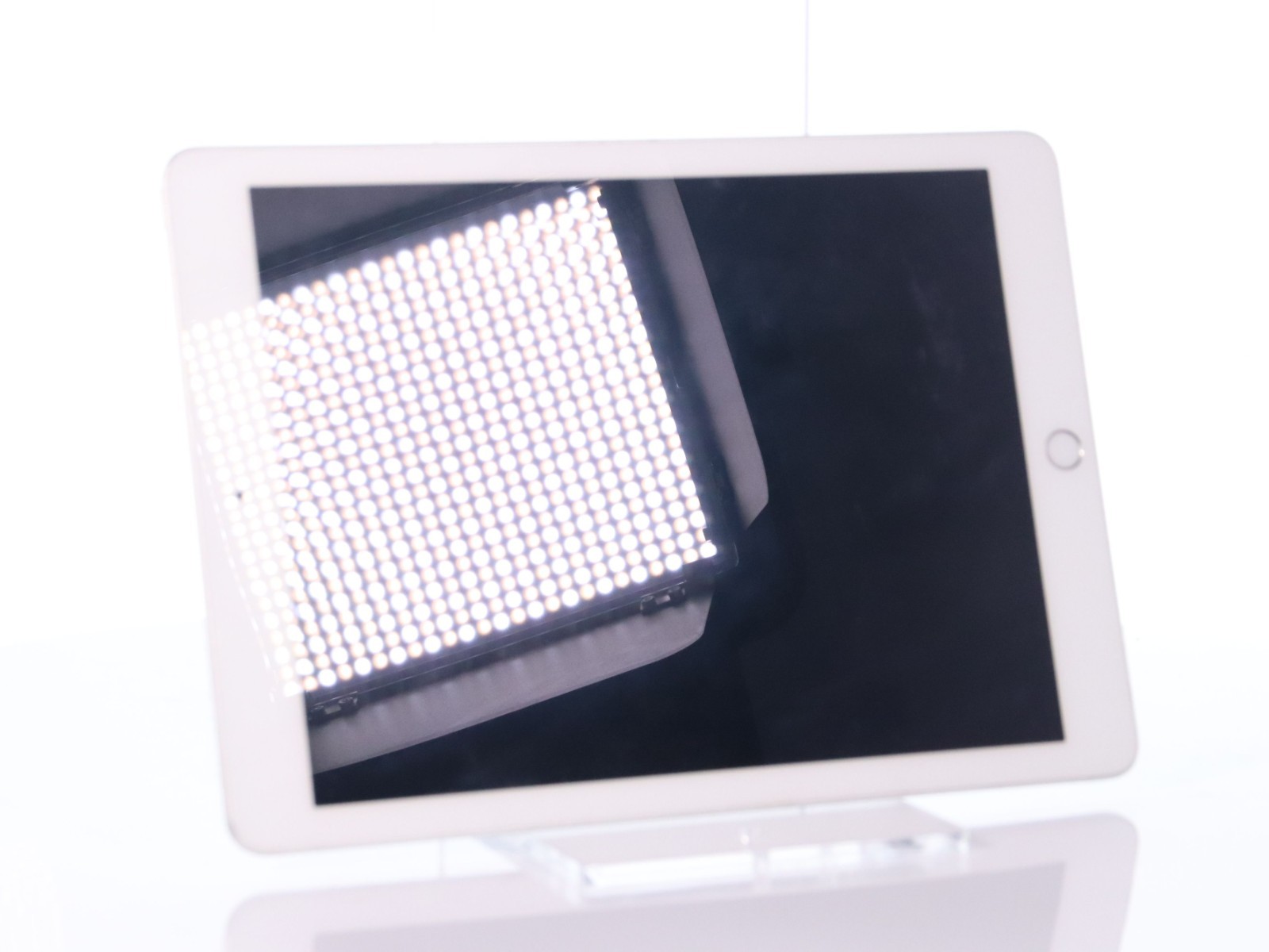 Apple iPad 5th Gen A1822 32GB iOS: 16.7.15 (WiFi Only) - Image 12